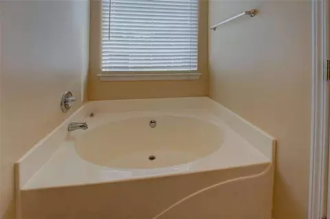 Bath - 140 Ridge Pointe Dr, Covington, GA 30016 photo 2 of 2