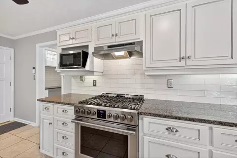 Kitchen - 82 Cedar Blf, Winder, GA 30680 photo 3 of 4
