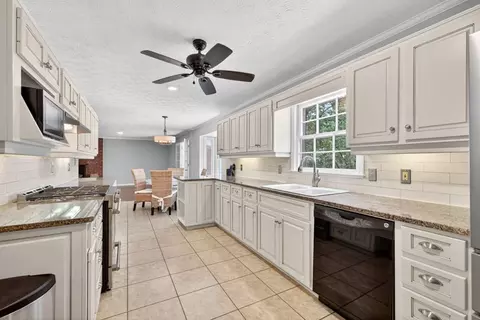 Kitchen - 82 Cedar Blf, Winder, GA 30680 photo 2 of 4