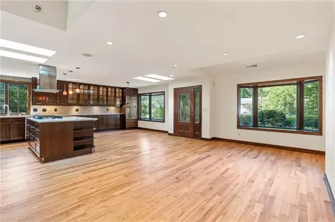 905 Windsor Trl, Roswell, GA 30076