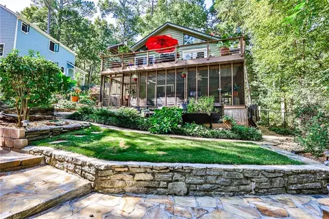 572 Lake Dr, Snellville, GA 30039