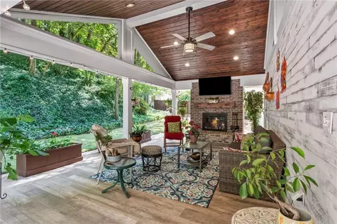1040 Oakhaven Dr, Roswell, GA 30075