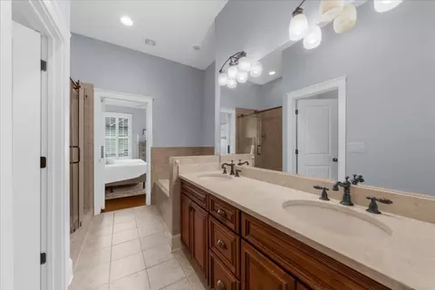 Bath - 2442 Gatebury Cir, Chamblee, GA 30341 photo 4 of 7