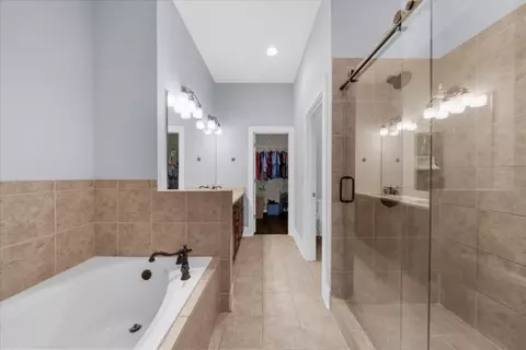 Bath - 2442 Gatebury Cir, Chamblee, GA 30341 photo 2 of 7
