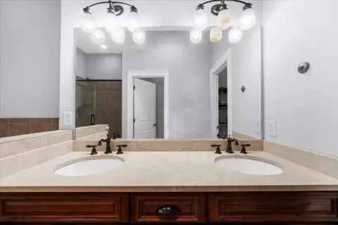 Bath - 2442 Gatebury Cir, Chamblee, GA 30341 photo 3 of 7
