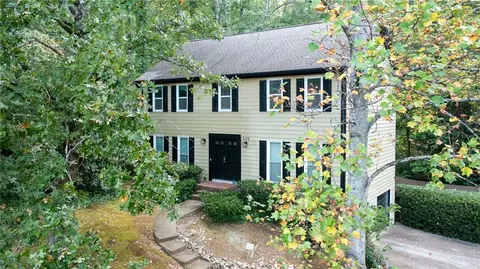 325 Farm Trce, Roswell, GA 30075