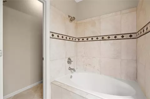 Bath - 2995 Oxwell Dr, Duluth, GA 30096 photo 2 of 3