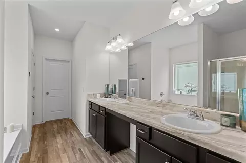Bath - 586 Collington Cir, Dalton, GA 30721 photo 2 of 4