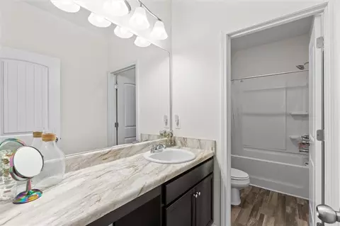 Bath - 586 Collington Cir, Dalton, GA 30721 photo 3 of 4