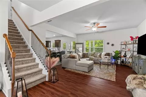Entry Way - 586 Collington Cir, Dalton, GA 30721 photo 4 of 7