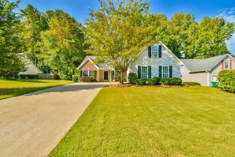 1040 Spring Ives Dr, Lawrenceville, GA 30043