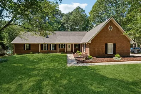 190 Willow Lake Ln, Sharpsburg, GA 30277
