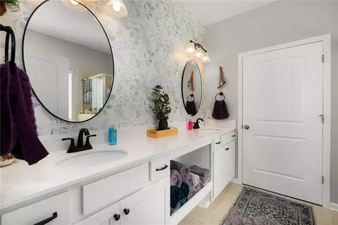 Bath - 205 Willowbrook Dr SE, Calhoun, GA 30701 photo 2 of 4