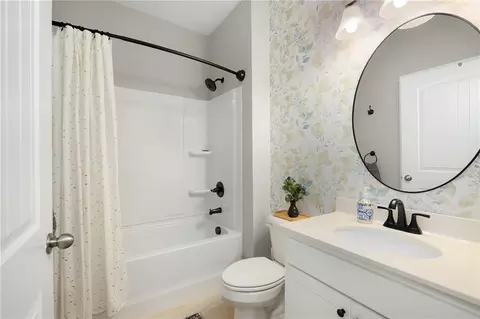 Bath - 205 Willowbrook Dr SE, Calhoun, GA 30701 photo 1 of 4