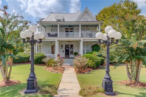 74 White St, Hoschton, GA 30548