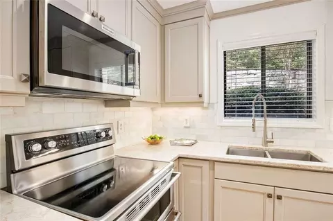 Kitchen - 4204 Dyouville Trce, Chamblee, GA 30341 photo 4 of 5