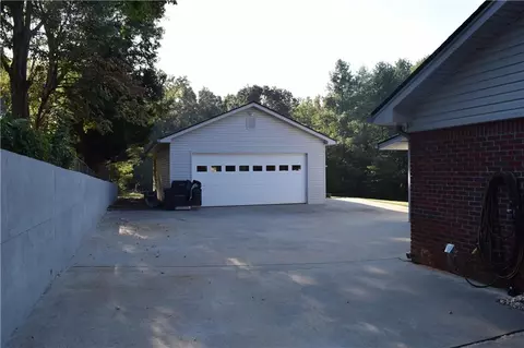 Exterior - 4639 Seminole Dr, Gainesville, GA 30506 photo 4 of 5