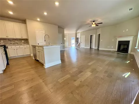 Living - 986 Lakeview Oaks Ct, Grayson, GA 30017 photo 4 of 6