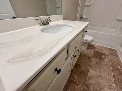 Bath - 986 Lakeview Oaks Ct, Grayson, GA 30017 photo 1 of 5