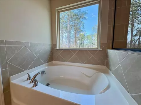 Bath - 986 Lakeview Oaks Ct, Grayson, GA 30017 photo 3 of 5