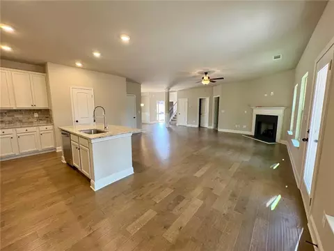 Living - 986 Lakeview Oaks Ct, Grayson, GA 30017 photo 5 of 6