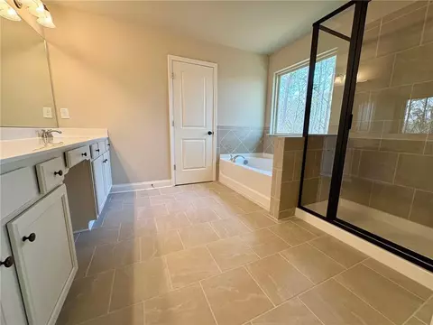 Bath - 986 Lakeview Oaks Ct, Grayson, GA 30017 photo 2 of 5