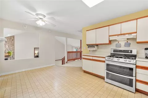 Kitchen - 559 Farmbrook Trl NE, Kennesaw, GA 30144 photo 4 of 5