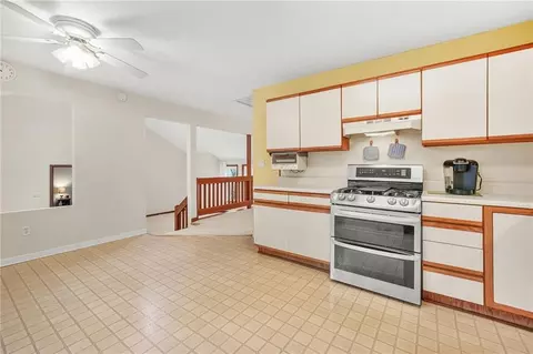 Kitchen - 559 Farmbrook Trl NE, Kennesaw, GA 30144 photo 5 of 5