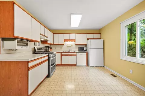 Kitchen - 559 Farmbrook Trl NE, Kennesaw, GA 30144 photo 2 of 5