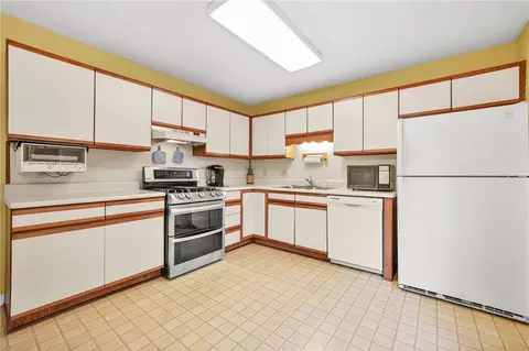 Kitchen - 559 Farmbrook Trl NE, Kennesaw, GA 30144 photo 3 of 5