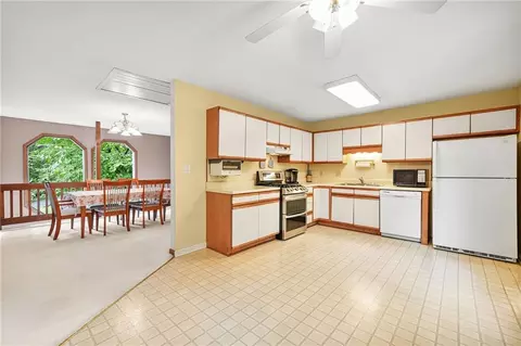 Kitchen - 559 Farmbrook Trl NE, Kennesaw, GA 30144 photo 1 of 5