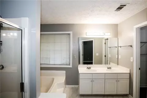 Bath - 4114 Berkeley Mill Close, Duluth, GA 30096 photo 2 of 7