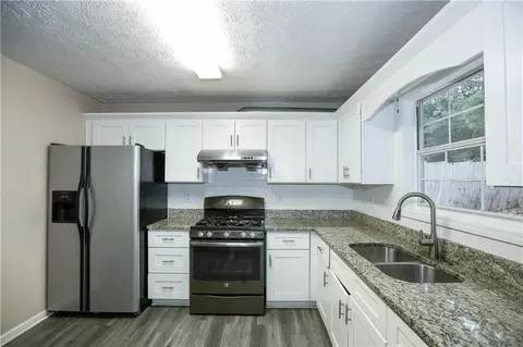 Kitchen - 4114 Berkeley Mill Close, Duluth, GA 30096 photo 4 of 5