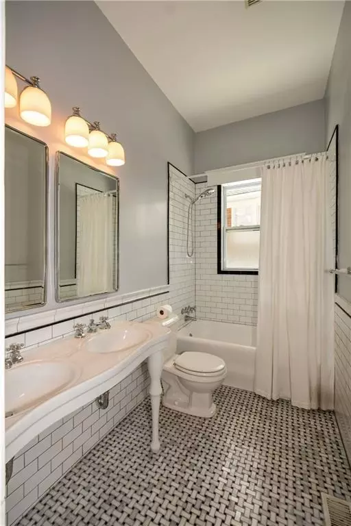 Bath - 1285 Oxford Rd NE, Atlanta, GA 30306 photo 2 of 7