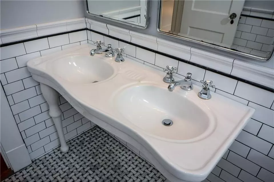Bath - 1285 Oxford Rd NE, Atlanta, GA 30306 photo 3 of 7