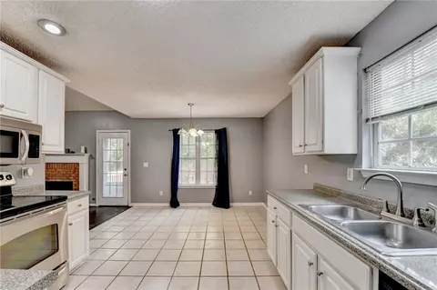 Kitchen - 3401 Mosswood Ln, Rex, GA 30273 photo 4 of 4