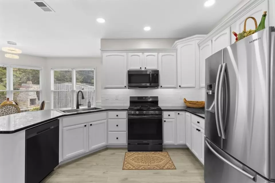 Kitchen - 1575 Victoria Walk, Cumming, GA 30041 photo 2 of 4
