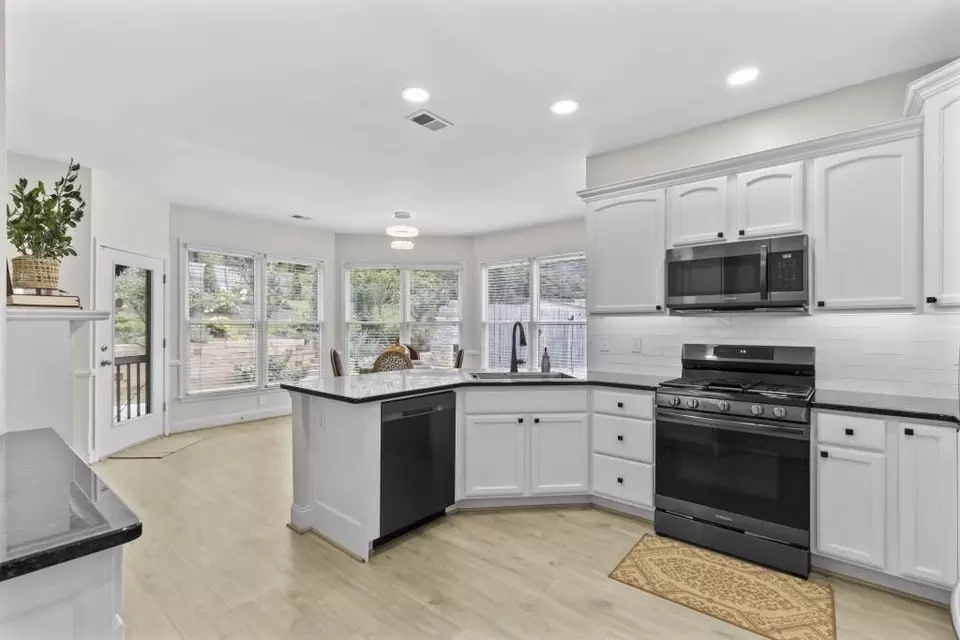 Kitchen - 1575 Victoria Walk, Cumming, GA 30041 photo 4 of 4