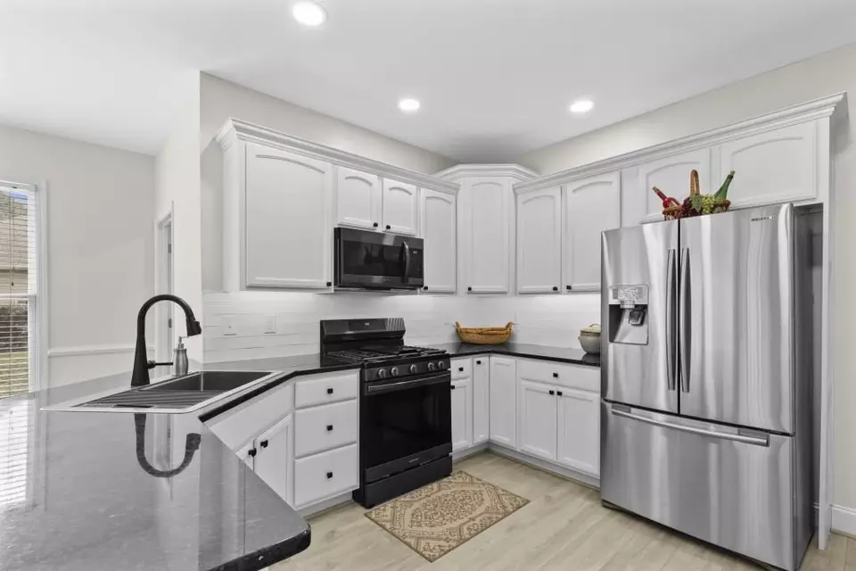 Kitchen - 1575 Victoria Walk, Cumming, GA 30041 photo 3 of 4