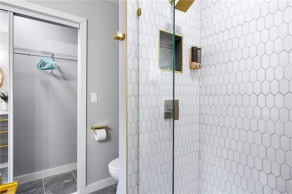 Bath - 3590 Bolfair Dr NW, Atlanta, GA 30331 photo 3 of 4