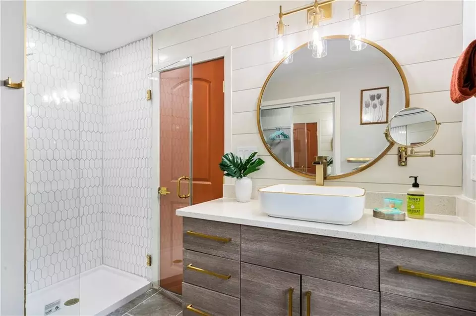 Bath - 3590 Bolfair Dr NW, Atlanta, GA 30331 photo 2 of 4