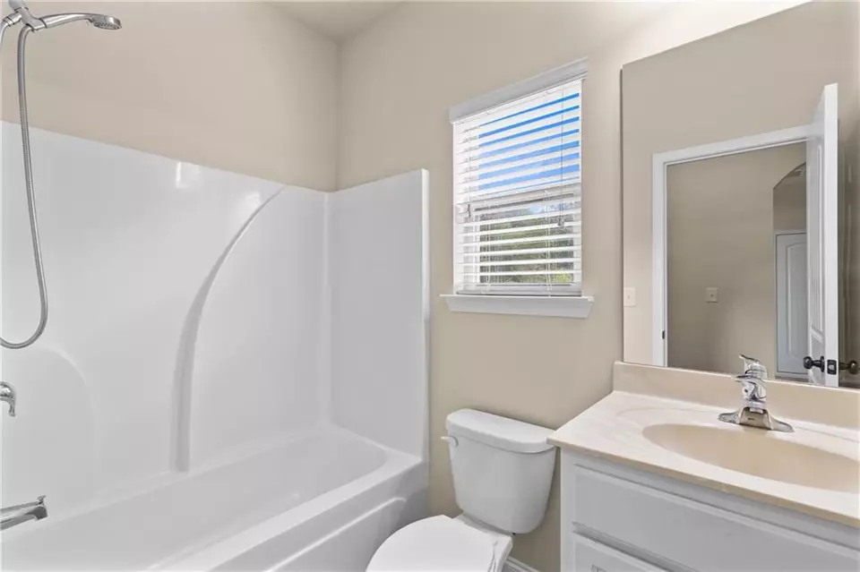 Bath - 2299 Misty Ivy Ct, Buford, GA 30519 photo 4 of 4