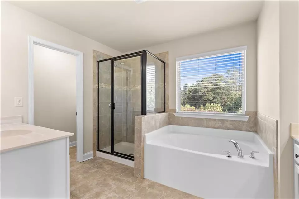 Bath - 2299 Misty Ivy Ct, Buford, GA 30519 photo 2 of 4