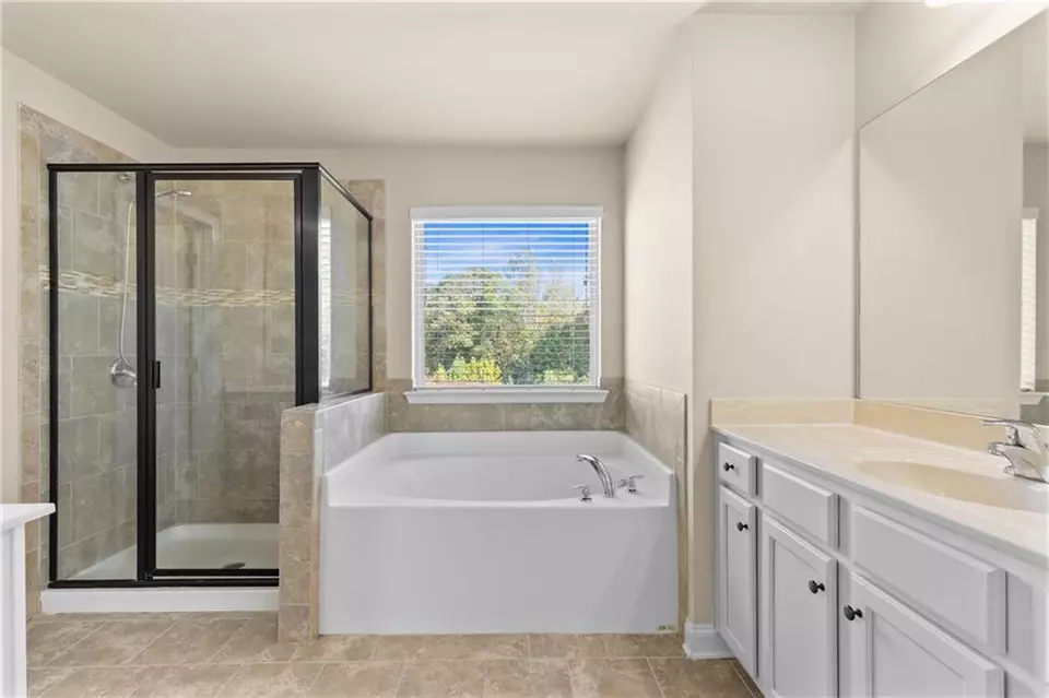 Bath - 2299 Misty Ivy Ct, Buford, GA 30519 photo 3 of 4