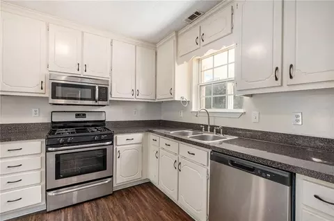 Kitchen - 175 Thorpe Rd, Jackson, GA 30233 photo 2 of 2