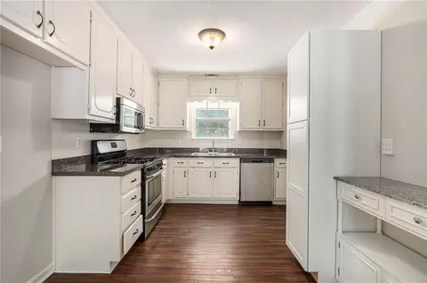 Kitchen - 175 Thorpe Rd, Jackson, GA 30233 photo 1 of 2