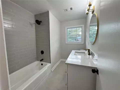 Bath - 2129 Dixie Dr, Gainesville, GA 30504 photo 1 of 2