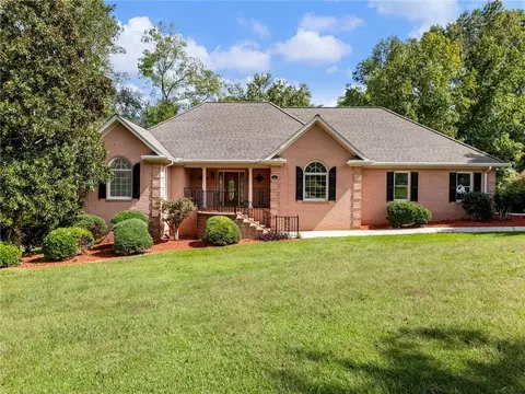 141 Willows Ct, Cleveland, GA 30528