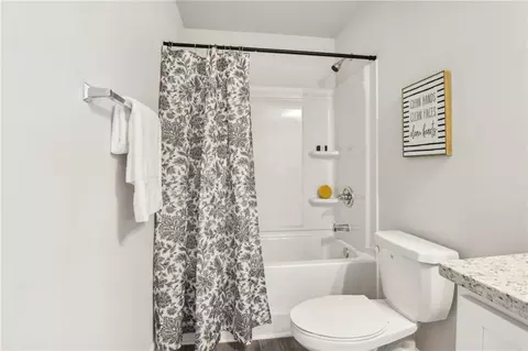 Bath - 6385 Warbler Ct, Morrow, GA 30260 photo 2 of 3