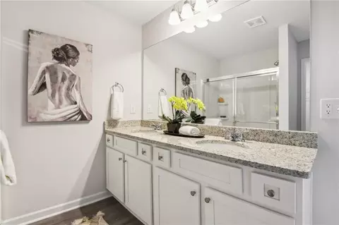 Bath - 6385 Warbler Ct, Morrow, GA 30260 photo 3 of 3